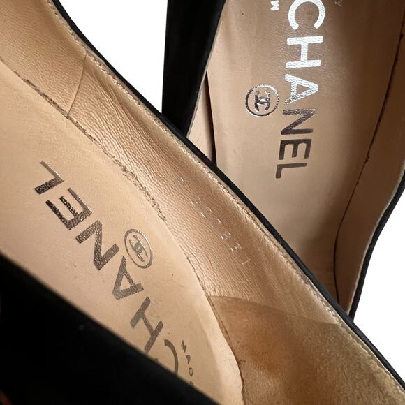 Chanel Black Interlocking CC Logo Suede Pumps, US6/IT36 - Picture 10 of 16